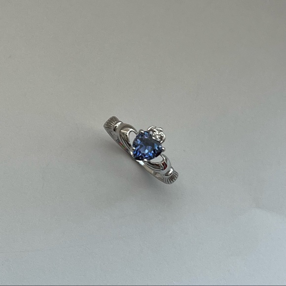 Sterling silver alexandrite(lavender) stone claddagh ring, claddagh ring, Celtic - Picture 6 of 9